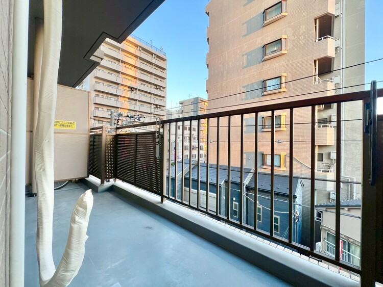 バルコニー 朝の澄んだ空気や、夕方に吹く清々しい風を感じられるバルコニー。