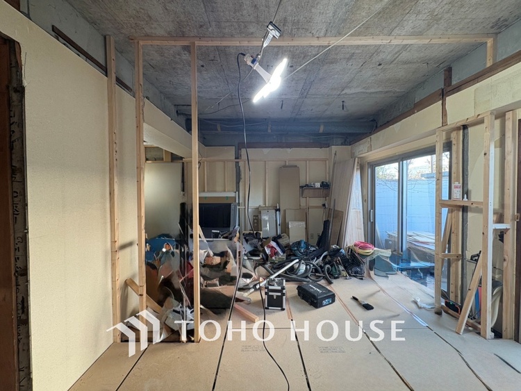 内装 現在改装中◆陽光◆が差し込む。この開放的なLDKに家族の笑顔が集う。家族が一緒に過ごす空間は明るく、そして居心地よく。