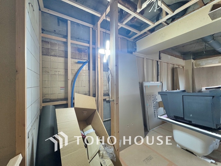 洗面 現在改装中◆快適◆煌びやかな暮らしの中にも忘れたくない快適さ。大きな収納が助けてくれます。