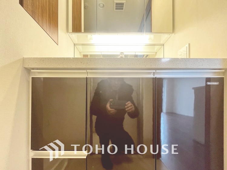 洗面 【WASHROOM】◆快適◆煌びやかな暮らしの中にも忘れたくない快適さ。大きな収納が助けてくれます。