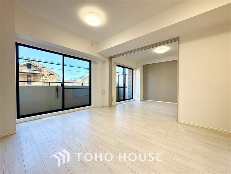 内装 現在改装中◆陽光◆が差し込む。この開放的なLDKに家族の笑顔が集う。家族が一緒に過ごす空間は明るく、そして居心地よく。