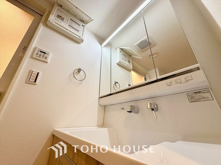 洗面 現在改装中◆快適◆煌びやかな暮らしの中にも忘れたくない快適さ。大きな収納が助けてくれます。