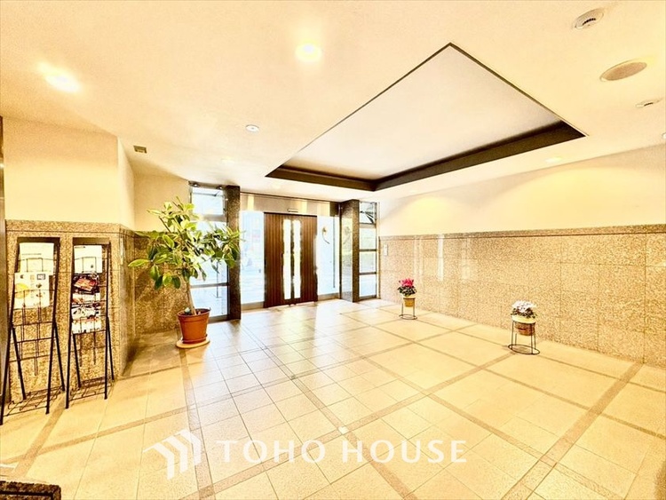 エントランス 【ENTRANCE】◆家族◆家で家族と過ごす時間は限られている。帰りを待つ家族の元へと急ぐときの弾む思い。そんな思いを引き立てる邸宅。