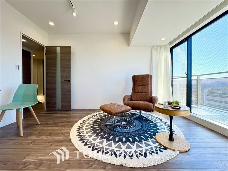 内装 【LIVING】◆眩い◆光が燦々と入り、家族の笑顔を照らす。「いつまでも続いて」と願う夢のような毎日がここにある。