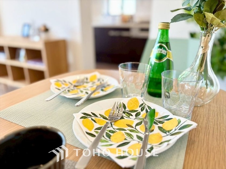 内装 【LIVING】◆陽光◆が差し込む。この開放的なLDKに家族の笑顔が集う。家族が一緒に過ごす空間は明るく、そして居心地よく。