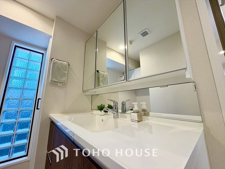 洗面 【WASHROOM】◆快適◆煌びやかな暮らしの中にも忘れたくない快適さ。大きな収納が助けてくれます。