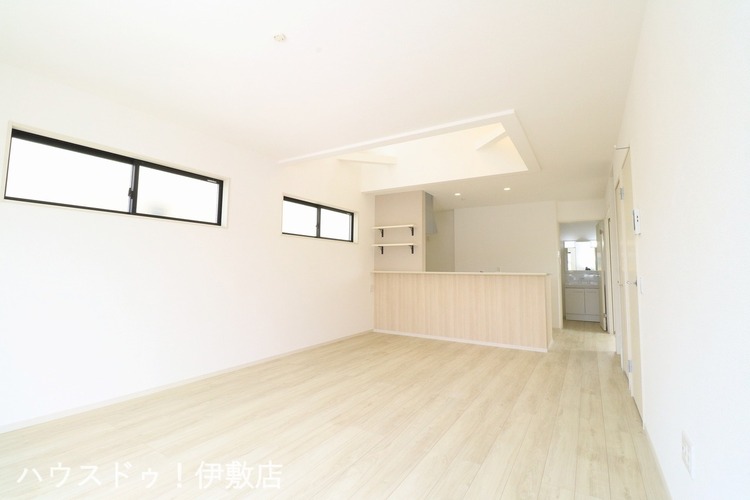 居間 【リビング】開放的なリビング！吹抜付きで明るいリビングです！※室内写真は新築時の写真です