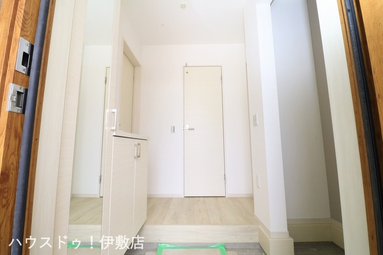 玄関 【玄関】玄関左側にはシューズボックス、右側にはクローゼットと土間収納付き！