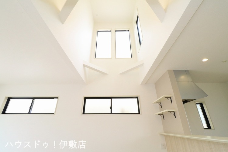 居間 【リビング吹抜】帰ってきたら毎日この光景がお出迎え！