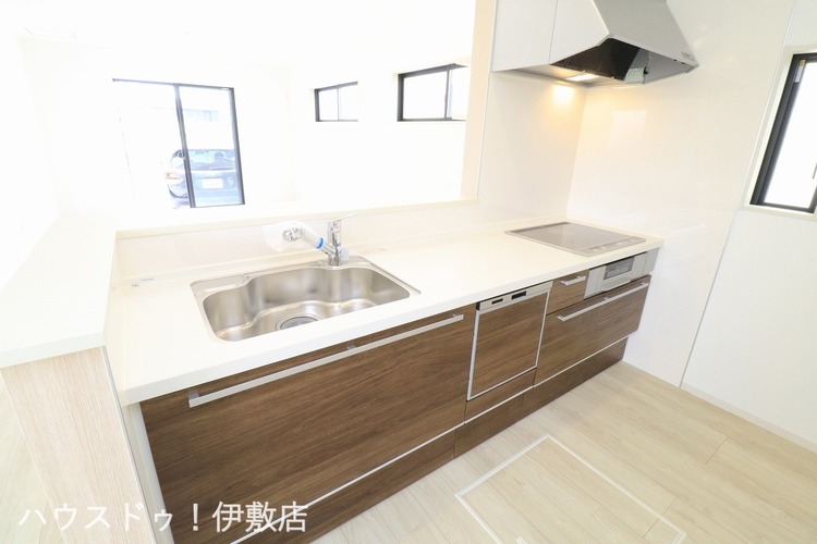 キッチン 【キッチン】カウンターキッチンからリビングが見渡せるので、小さなお子様の様子を見ながら料理ができます