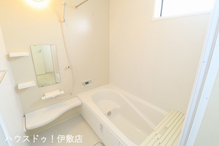 風呂 【浴室】大型の浴槽に浸かって日頃の疲れを癒して頂く事が出来ますね