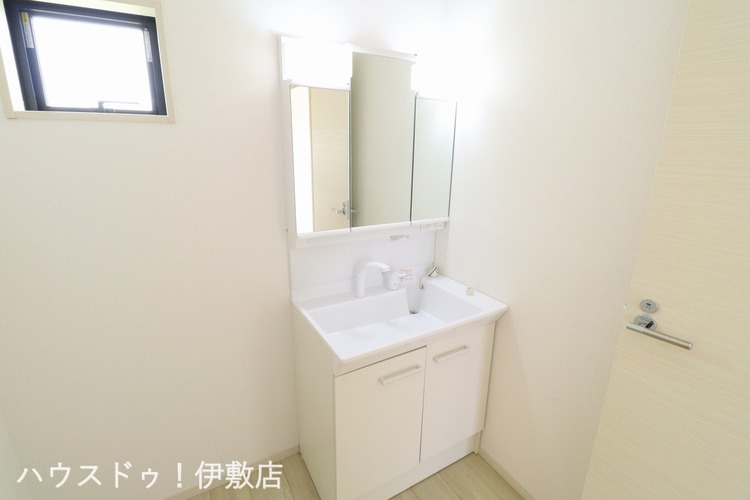 その他 【洗面台】人気の3面鏡を採用しました。ミラー裏が収納になっているので、生活感を出さずに収納することが出来ます。