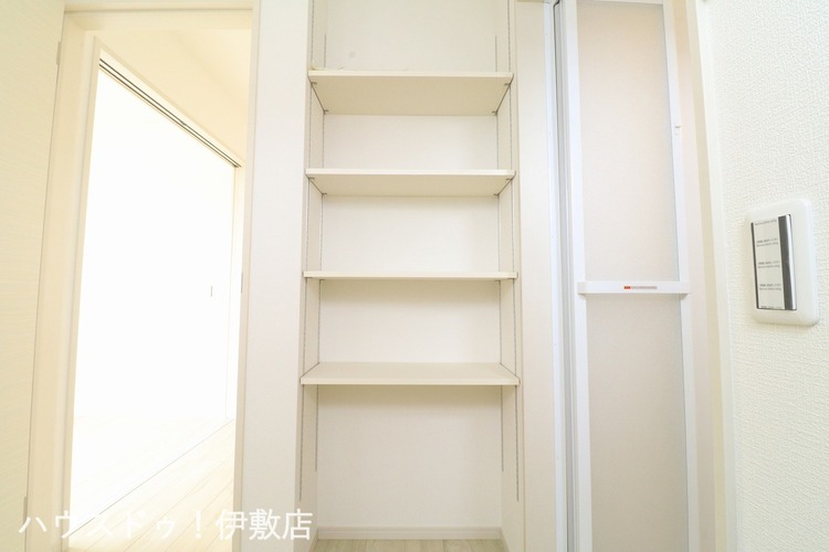 その他 【洗面所】洗面所には可動棚付き！お好みの高さで収納可能！