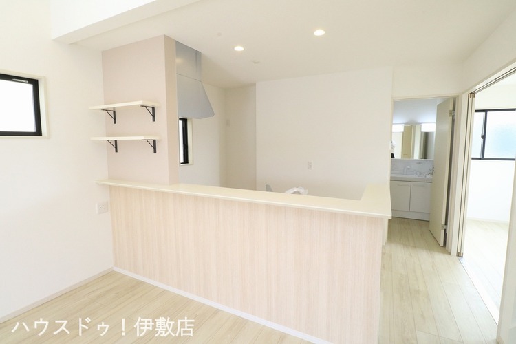 キッチン 【キッチン】飾り棚付きでインテリアデザインを楽しめそうです！