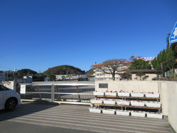 周辺 川上小学校【鹿児島市立川上小学校】は、川上町に位置する1883年創立の小学校です。令和3年度の生徒数は633人で、24クラスあります。 徒歩 約28分（約2200m）