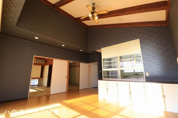 居間 【リビング】南側から暖かい光が入るリビング！部屋の奥まで光が入りやすいです