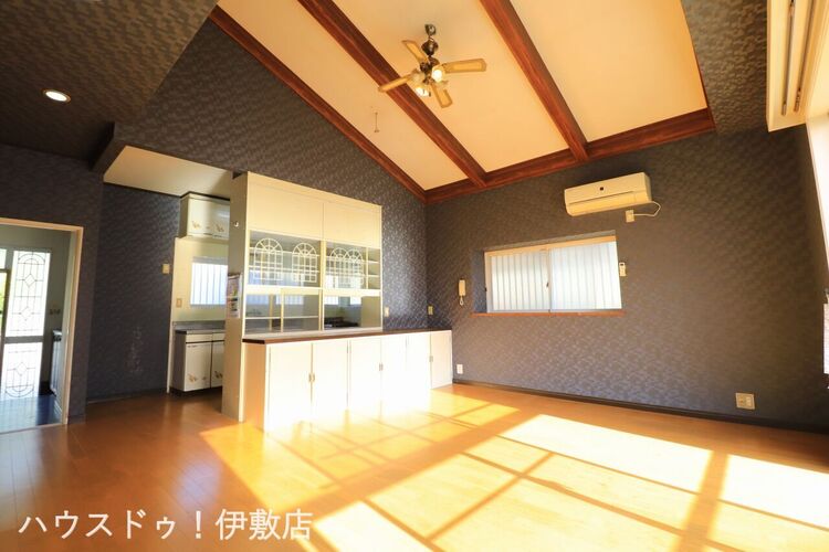 居間 【リビング】「他社で住宅ローンに落ちてしまった」「車のローンが残っている」など、住宅ローンでお困りの方はぜひ一度弊社までご相談ください