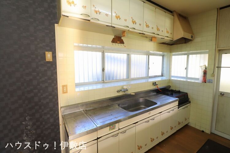 キッチン 【キッチン】吊戸棚付きのキッチン！収納が多いのはうれしいですね。