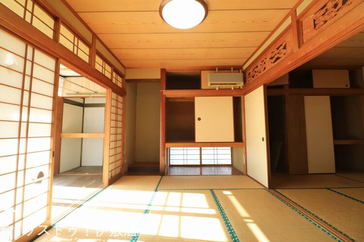 内装 【和室6帖】押し入れ付きの和室。明り取り窓もついており、明るい和室です