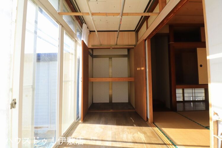 内装 【広縁】収納付きの広縁。掃き出し窓があり、椅子を置いてゆっくりと過ごせます