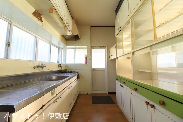 キッチン 【キッチン】勝手口付のキッチンで玄関を通らずにゴミ出しが可能です