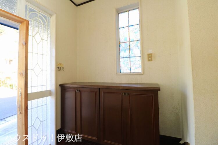 玄関 【靴箱】玄関には靴箱付き！窓もついており、明るい玄関