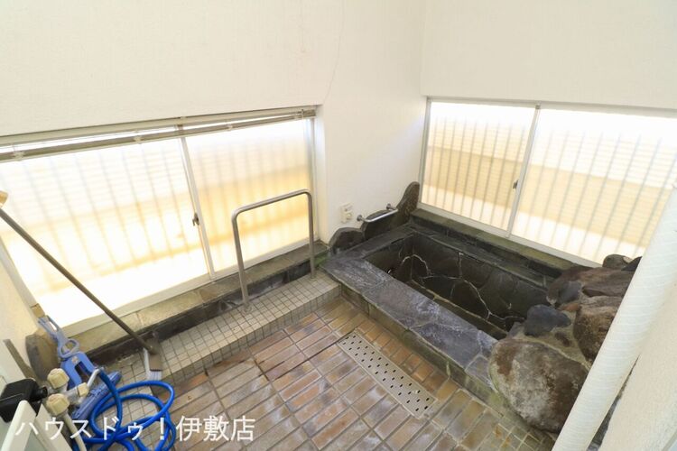 風呂 【浴室】温泉が出る浴室です。別途使用料あり