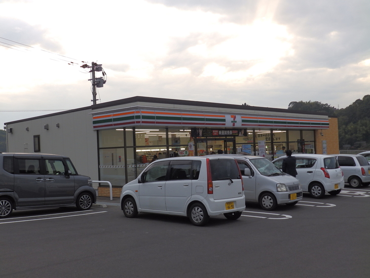 周辺 セブンイレブン鹿児島東俣店[セブンイレブン鹿児島東俣店]コンビニエンス ストアのチェーン。軽食や飲み物をはじめ、売店で扱うさまざまな商品を用意。 徒歩 約13分（約990m）