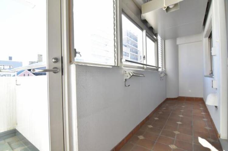 バルコニー 使い易いバルコニー。やわらかな陽射し・心地よい風。どこまでも広がる空の下、限りない開放感を味わえる空間です。