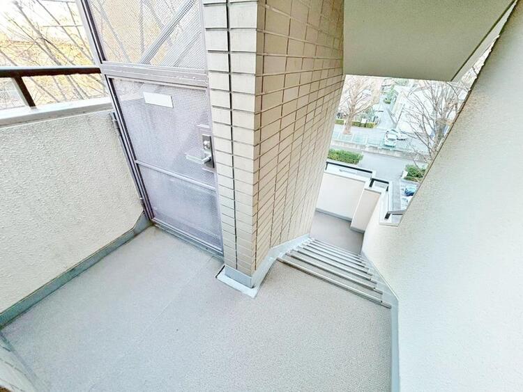 その他 共用部の階段です。明るく清潔に管理されています。