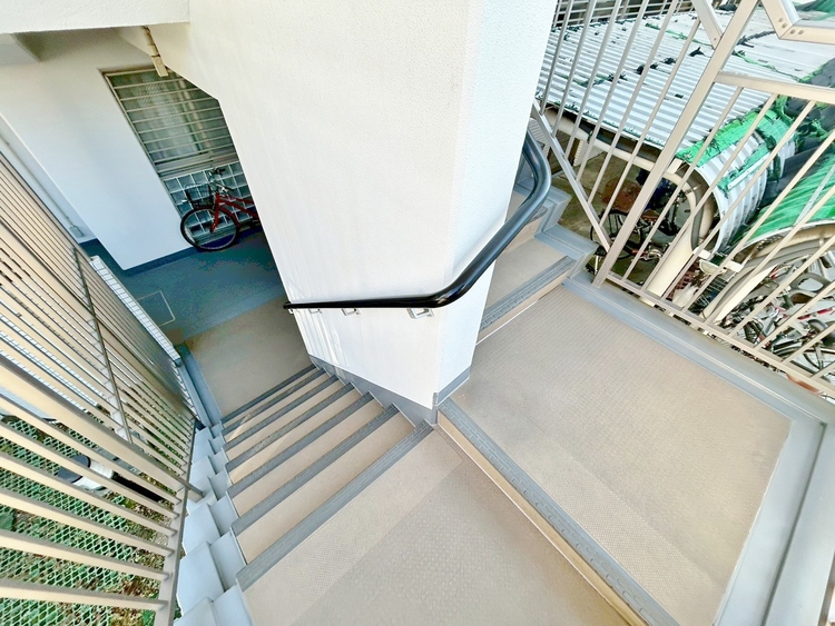 その他 共用部の階段です。明るく清潔に管理されています。