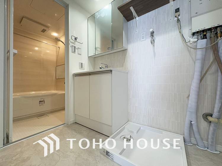 洗面 新規設置の洗面化粧台。収納豊富で使い勝手の良い3面鏡です