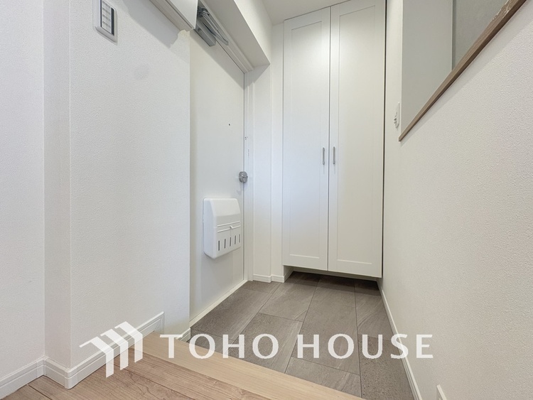 玄関 飾り過ぎないシンプルな内装の玄関