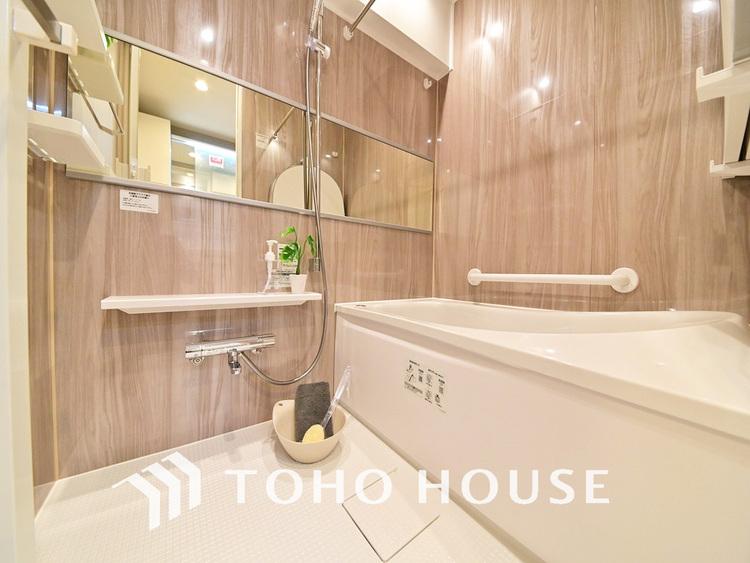 風呂 一日の疲れを癒すバスルームは、心地よいリラックスを叶える清潔感溢れる空間