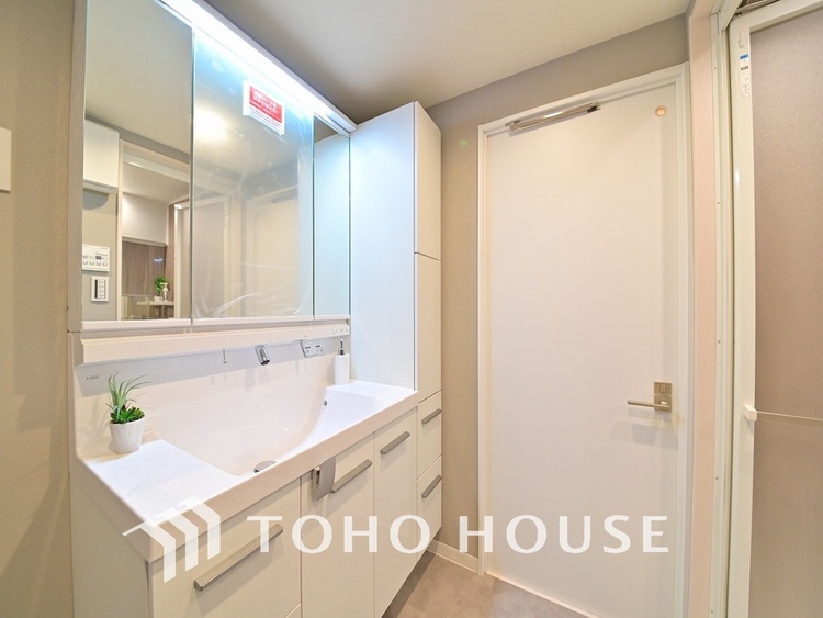 洗面 新規設置の洗面化粧台。収納豊富で使い勝手の良い3面鏡です