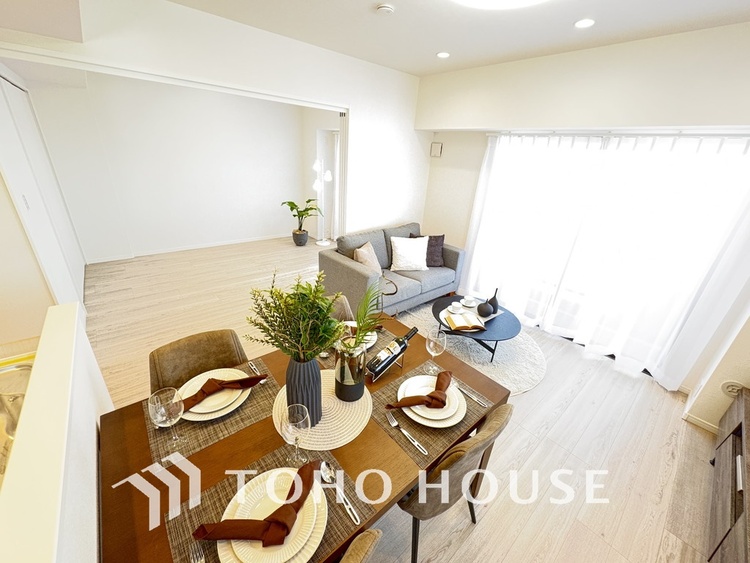 内装 広がりのある住空間、家族が集まるリビング・ダイニング