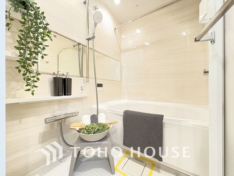 風呂 一日の疲れを癒すバスルームは、心地よいリラックスを叶える清潔感溢れる空間