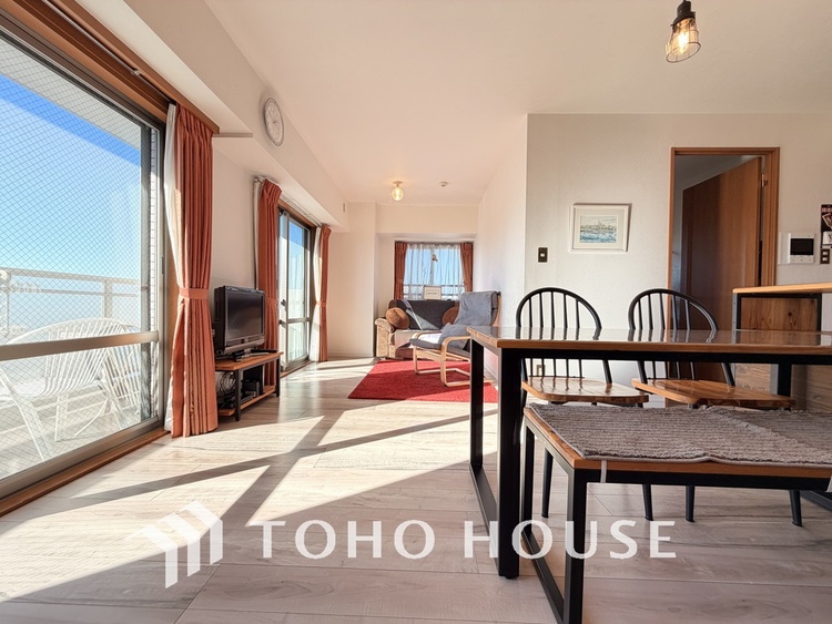 内装 明るいLDKは自然と家族が集まるコミュニケーションの場所に