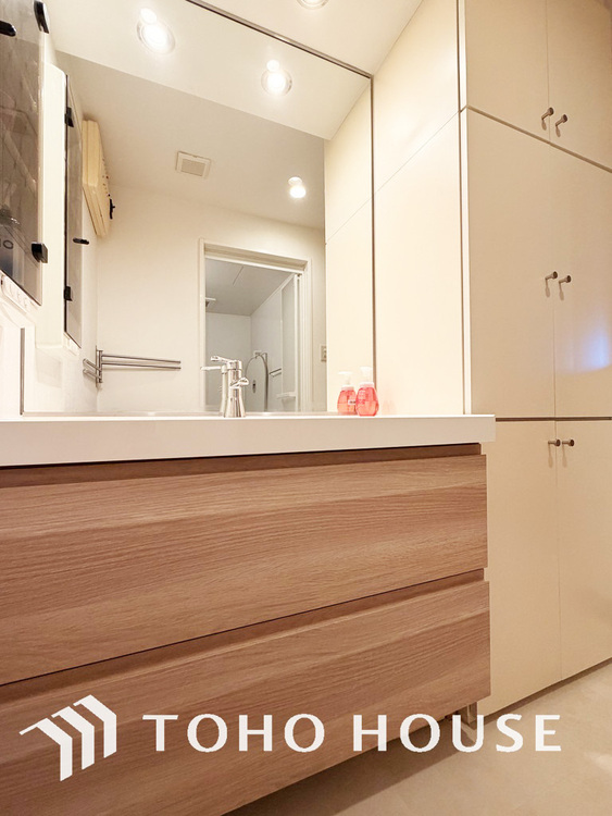 洗面 収納豊富で使い勝手の良い3面鏡です