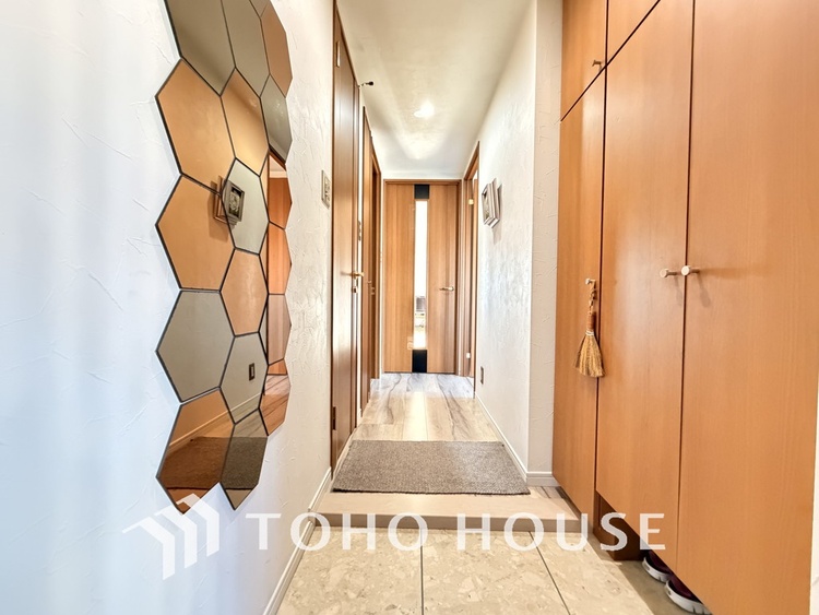 玄関 飾り過ぎないシンプルな内装の玄関