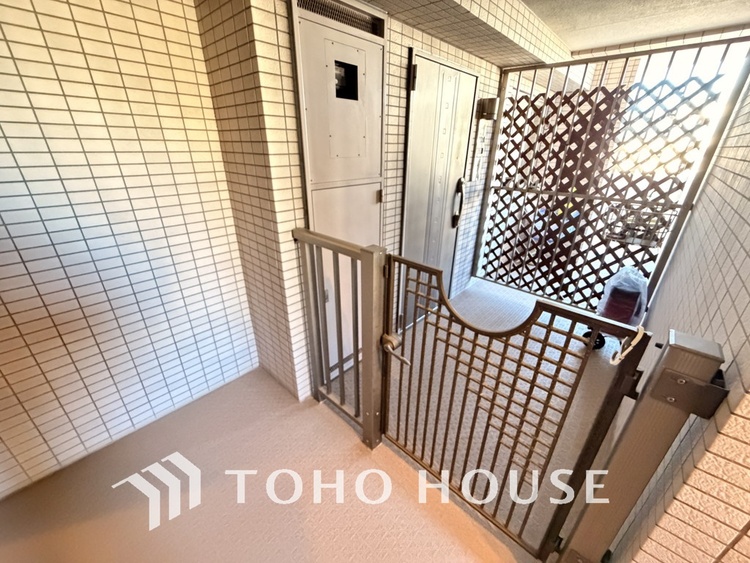 玄関 廊下からの視線を遮りプライバシー保護にも役立つ独立性の高いポーチ