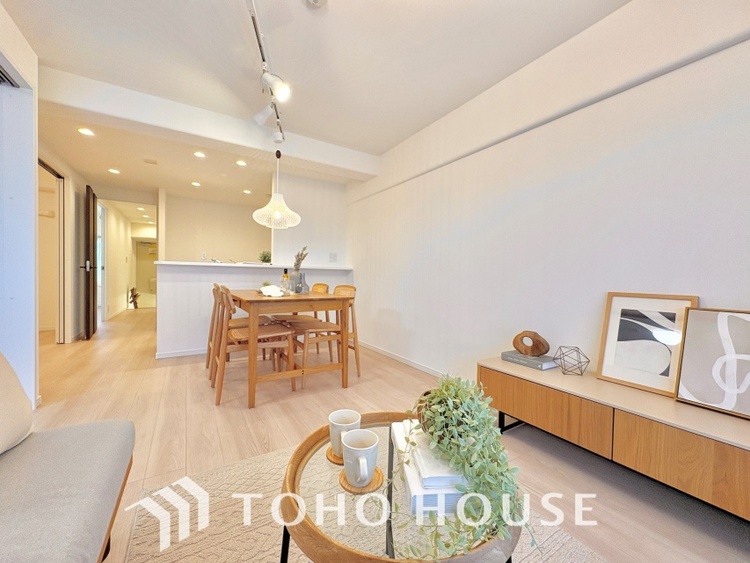 内装 ここにはみんなが集い、食事と楽しい会話が始まる。話に夢中になりすぎて、ついつい時を忘れ夜半過ぎになってしまう。そんな束の間の幸せを感じさせてくれる場所でありたい。