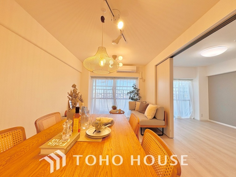 内装 大きなリビングは、高級感漂う設えとゆとりある広さで安心をもたらす特別な場所。暮らしの中心にふさわしい空間です。