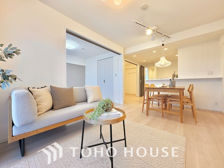 内装 堂々とした広さを誇るリビングは、優雅な開放感と安心感を兼ね備えた上質な空間。ご家族の時間を一層贅沢に演出します。