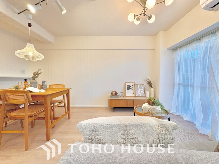 内装 堂々とした広さを誇るリビングは、優雅な開放感と安心感を兼ね備えた上質な空間。ご家族の時間を一層贅沢に演出します。