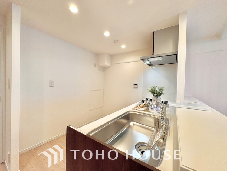 キッチン 上質な素材に囲まれたキッチンは、穏やかな時間が流れる特別な空間。洗練された料理が生まれる場所です。