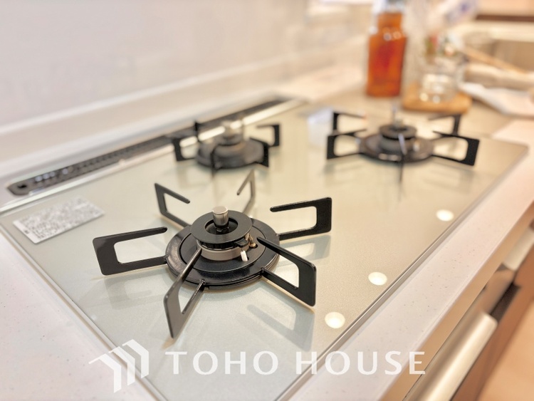 キッチン 毎日料理をする、料理が好き、家族が多くて量を作る必要がある、等の方々にとっては必須の３口コンロ。同時進行で効率アップはもちろん鍋を移動する回数が減り、無駄な動きを軽減することが出来ます。