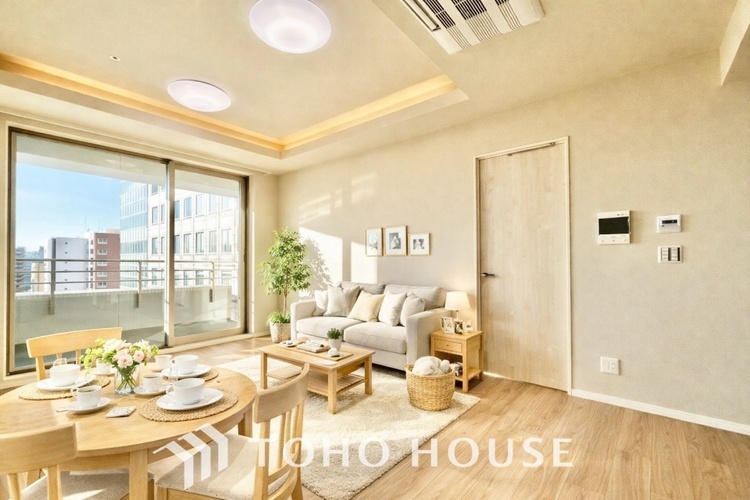 内装 ＊配置してある家具や小物はCGによるイメージ画像です。◆サンサンと◆差し込む太陽の光がこのリビングに笑いをもたらす。