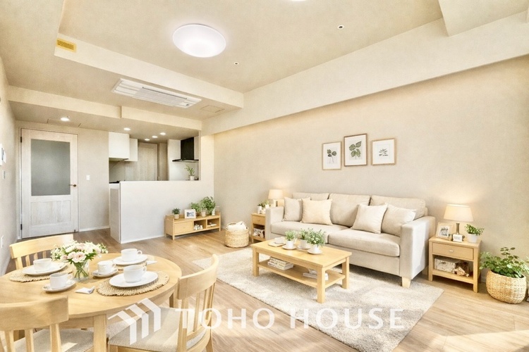 内装 ＊配置してある家具や小物はCGによるイメージ画像です。ゆったりとした幅の窓からこの空間に降り注ぐ採光が絶えない。明るいリビングこそ居心地のいい暮らしが待っているのだと思う。