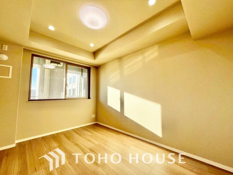 内装 風の通り道。舞い込んでくる風が優しく躍り、室内に爽やかな空気を運んでくる。そこに季節の息吹を感じて、いまがどんな季節なのかを実感する。